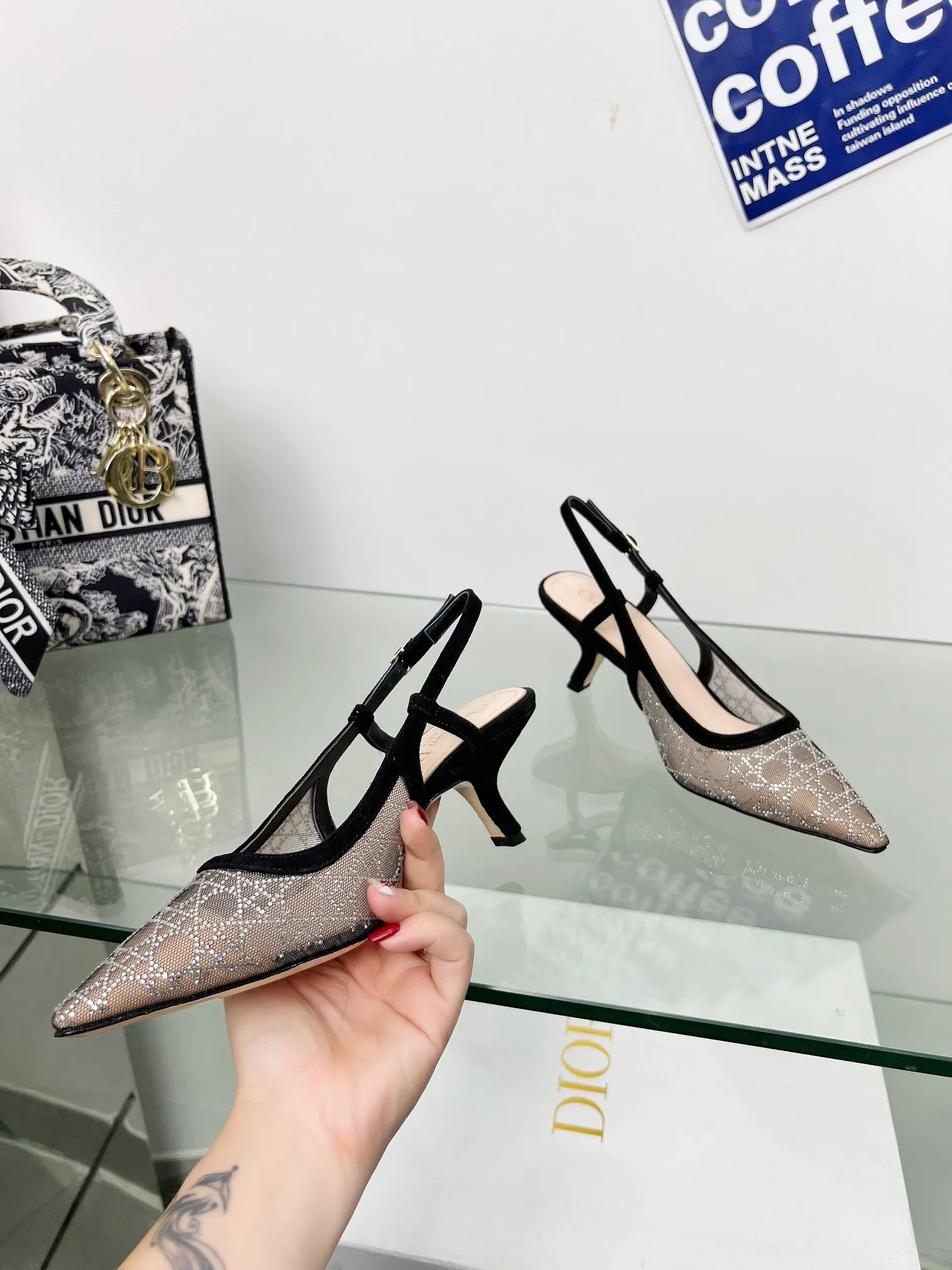 👟👟Ex-factory price 560👟👟Dior 2025 spring and summer catwalk new style bling...bling...crystal shoes Capture one-line high-heeled Mule women's shoes Star same rhinestone square toe cannage pattern cat heel slippers The top high-end version on the market Exclusive sale Material: original custom mesh inlaid with hot Australian rhinestones + water-dyed sheepskin feet + original molded hardware buckles + Italian leather outsole Heel height: 6.5CM/9.5CM size: 33-44 (33.34.40.41.42.43.44 is custom-made and cannot be returned or exchanged)